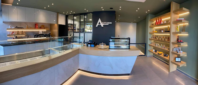 Ο χώρος του Akitchen — πάγκος και βιτρίνα