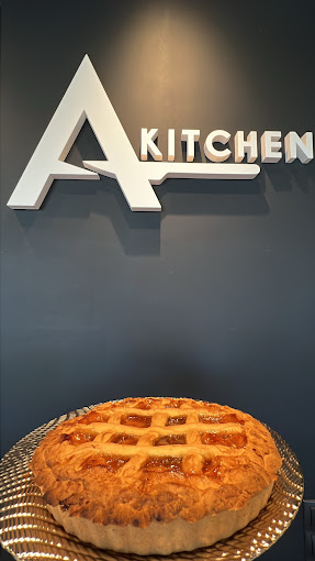 Σπιτική μηλόπιτα κάτω από το λογότυπο Akitchen